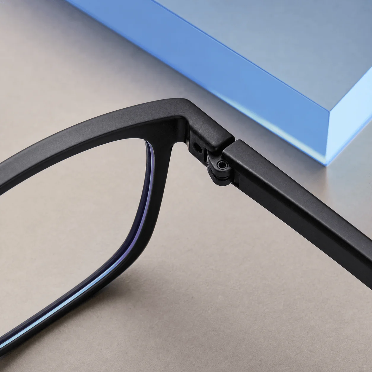 BlueGuard Desk Lens construction view